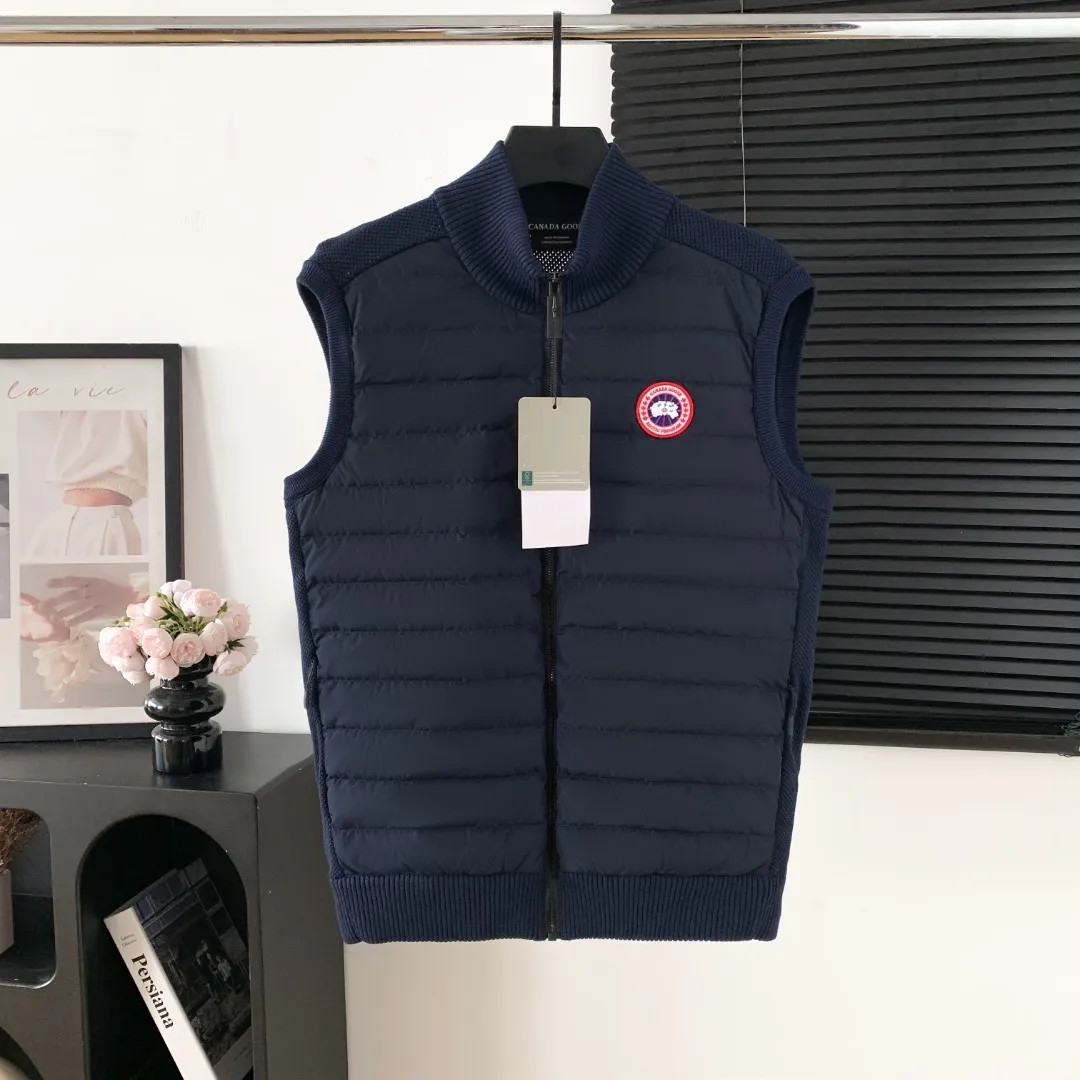 Style number: Y 🇨🇦Canada Goose "Canada Goose" 🇨🇦E 6829 y Bridge® men's knitted vest. The Hy Bridge® Knit Vest is the new arrival in our Hy Bridge® Knit Series, lightweight and warm. It can be worn as a jacket over a T-shirt or as an inner layer under another jacket for extra warmth without being bulky. Through Thermal Mapping® technology, down-filled thermal insulation panels are added to areas that need thermal insulation, and Breathable weaving technology is used to enhance breathability in areas that are prone to stuffiness. Color: Black red label Gray red label Dark Blue color red label Black black label Gray black label Size: XS S M L XL XXL